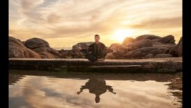 Puterea pe malul iazului: exerciții în aer liber într-un mediu liniștit pe malul apei