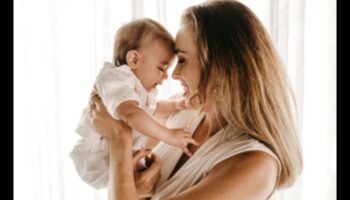 Îmbrățișări vindecătoare: bunăstare emoțională pentru bebeluș