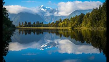 Summit Serenity: Explorarea liniștii peisajelor montane